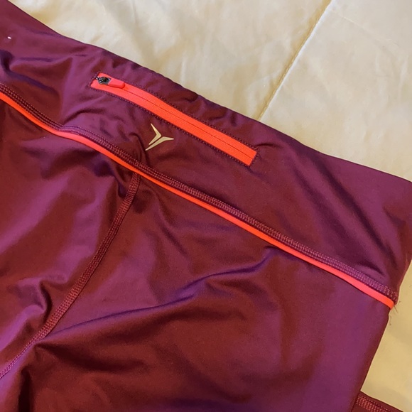Large Old Navy go dry leggings maroon - Picture 3 of 5
